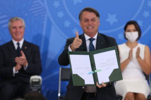 Presidente Jair Bolsonaro assina MP que destina 20 bilhões para compra de vacina contra o Corona Virus na cerimônia de Posse do senhor Gilson Machado, Ministro de Estado do Turismo