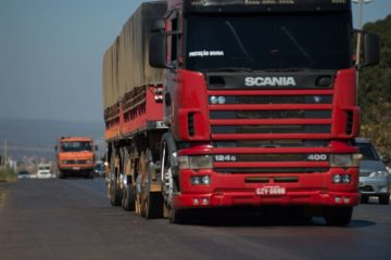 BRASÍLIA, DF, BRASIL,  01-07-2014, 11h30: Caminh'oes trafegam pela BR-040.  (Foto: Marcelo Camargo/Agência Brasil)