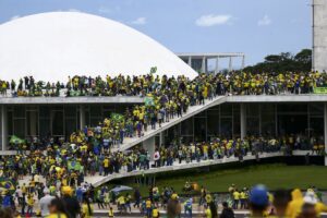 Manifestantes invadem Congresso, STF e Palácio do Planalto.