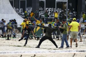 Manifestantes invadem Congresso, STF e Palácio do Planalto.