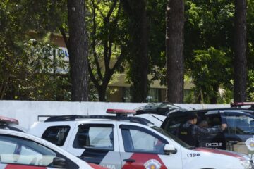 Tiroteio na Escola Estadual Professor Raul Brasil, em Suzano, a 57 quilômetros de São Paulo, deixou mortos e feridos. Segundo a Polícia Militar, dois jovens armados e encapuzados invadiram o colégio e disparam contra os alunos.