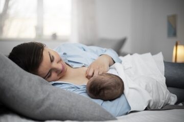 mae-gentilmente-amamentando-seu-filho