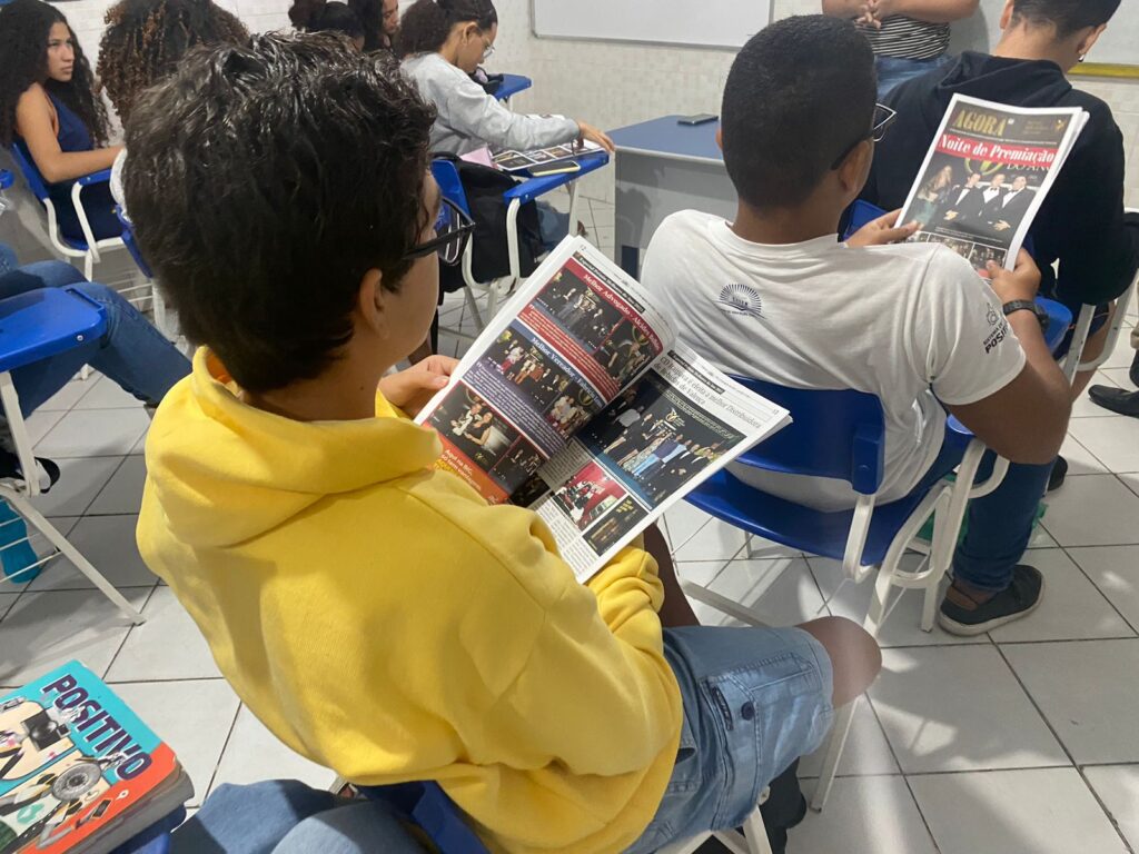Estudantes ganharam um exemplar do Jornal Valença Agora |Foto: Valença Agora