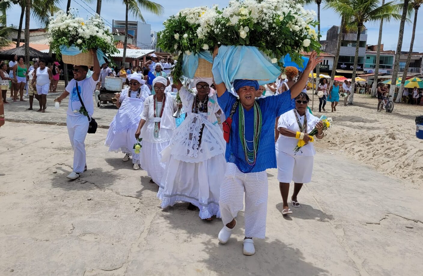 Valença Agora - » Praia de Guaibim se colore de azul e branco para saudar Iemanjá