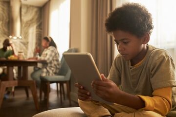 medium-shot-kid-holding-tablet