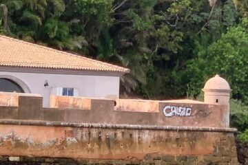 Pichação no “Forte da Ponta” na muralha recomposta durante as obras de restauração