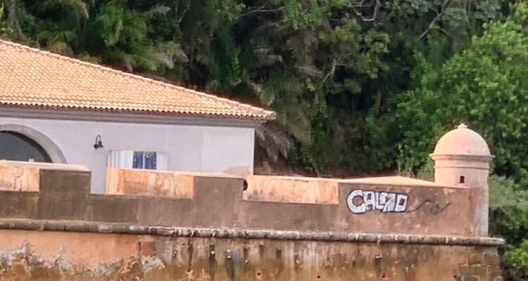 Pichação no “Forte da Ponta” na muralha recomposta durante as obras de restauração