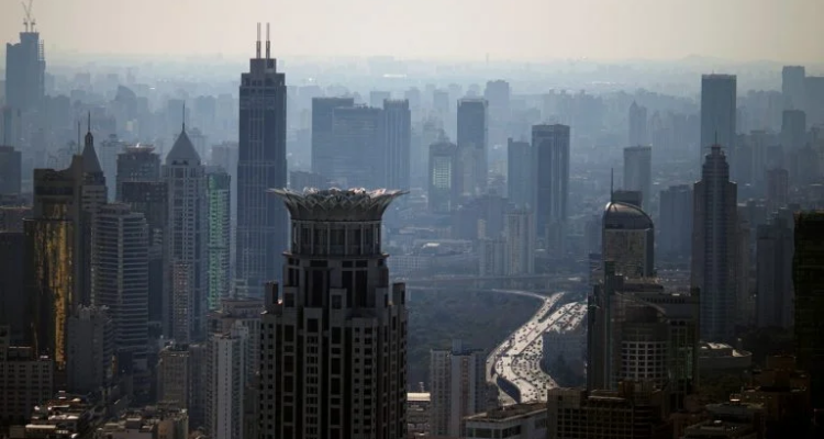 2025-04-16T114359Z_1_LYNXMPEL3F0IP_RTROPTP_4_MACRO-CHINA-PIB-BANCOS-1-768x512